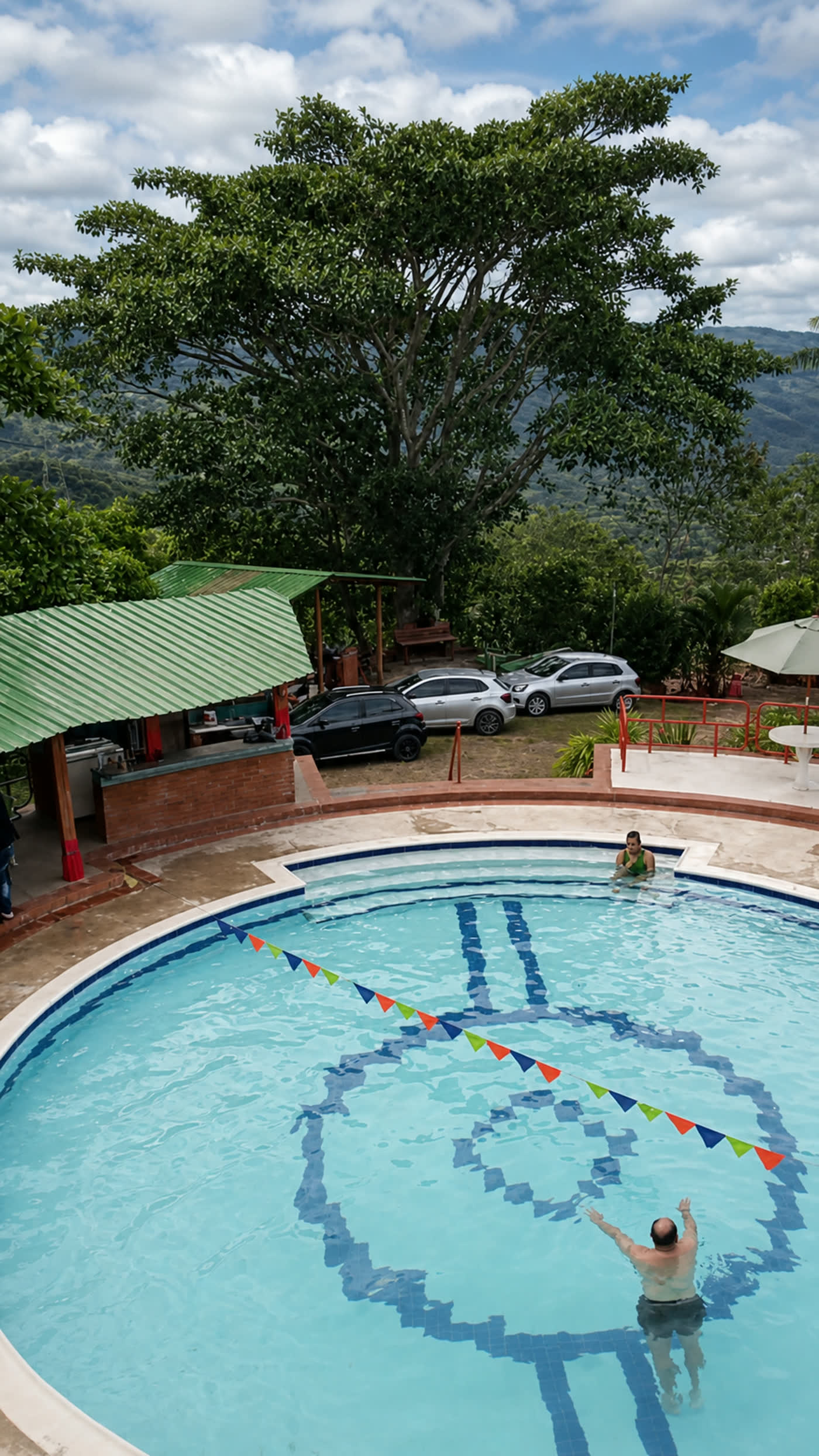 Piscina del Hotel El Bohío rodeada de montañas y naturaleza en Guaduas, Cundinamarca