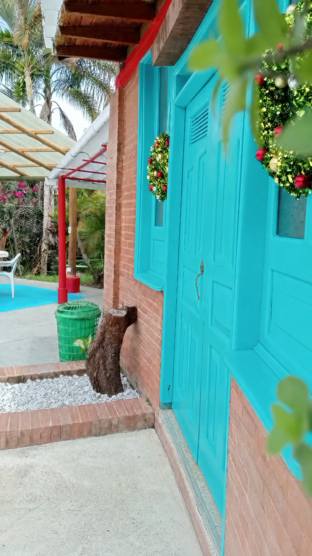 Hospedaje campestre con puerta turquesa y piscina en el Hotel El Bohío, Guaduas