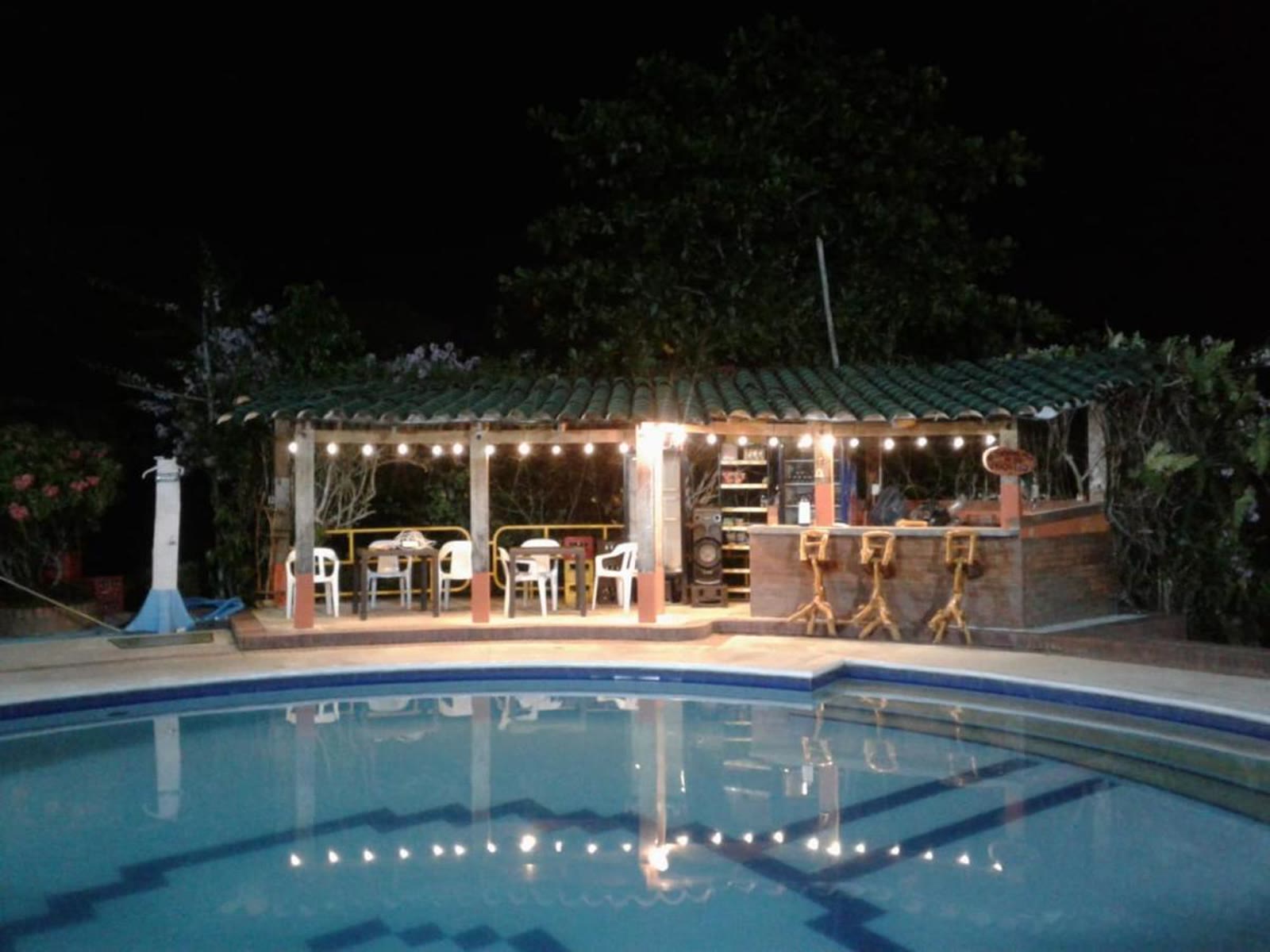 Piscina y bar iluminados de noche