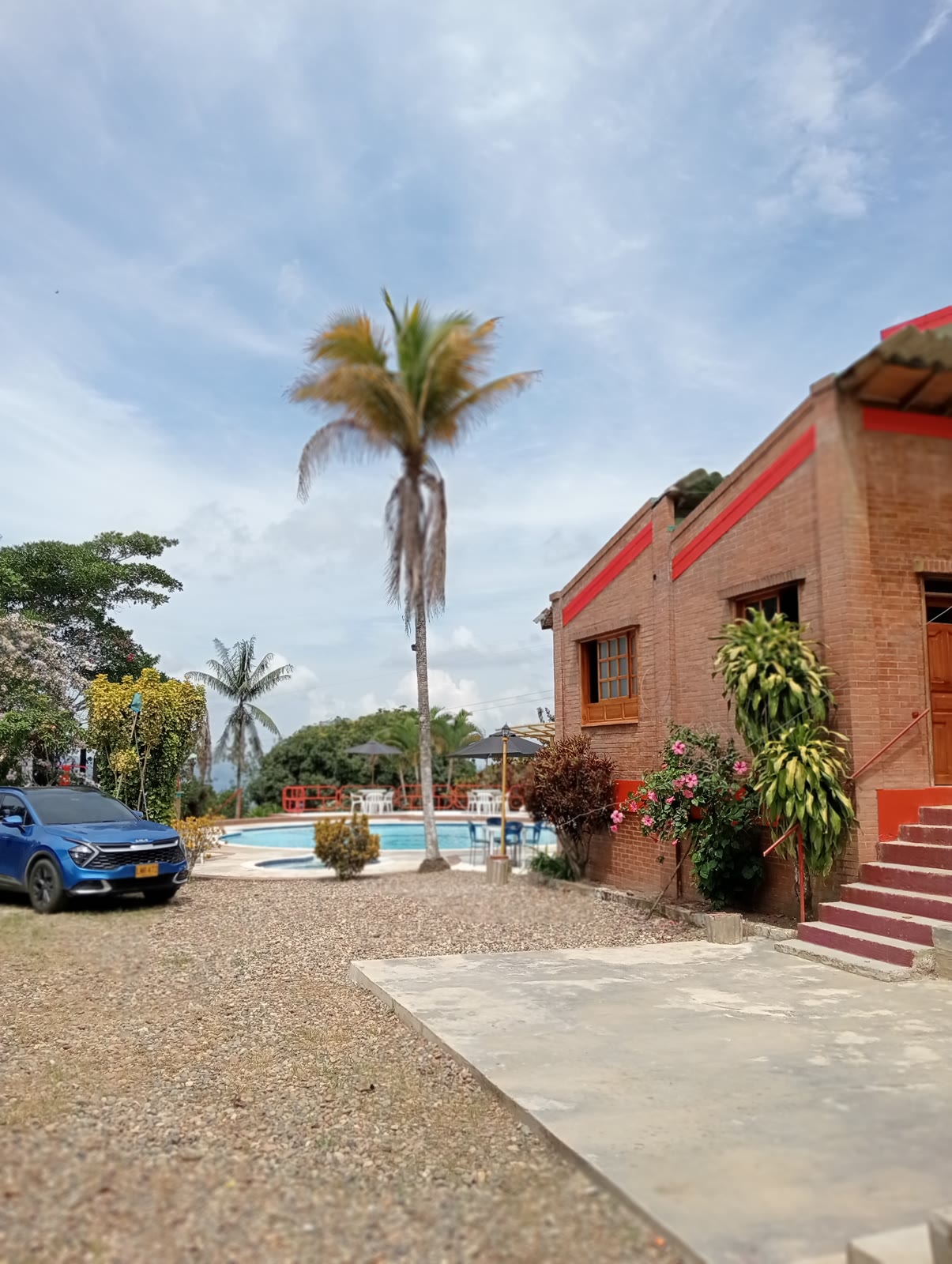 Fachada del hotel junto a la piscina