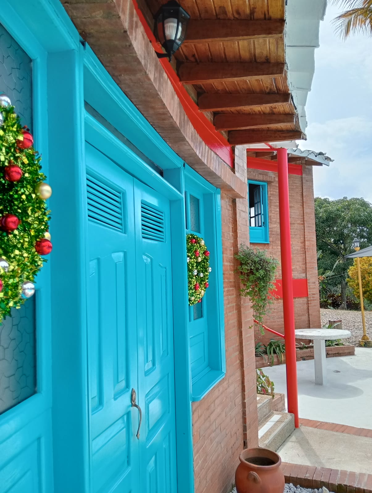 Cabañas con puertas turquesa