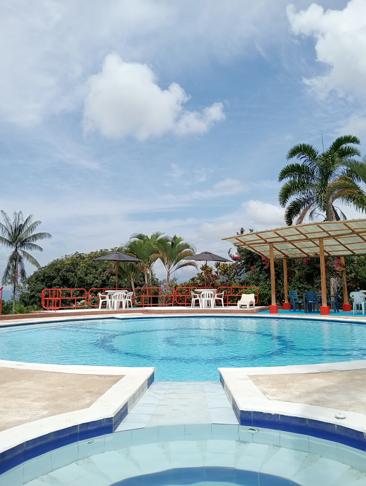 Piscina entre montañas en Hotel El Bohío Guaduas