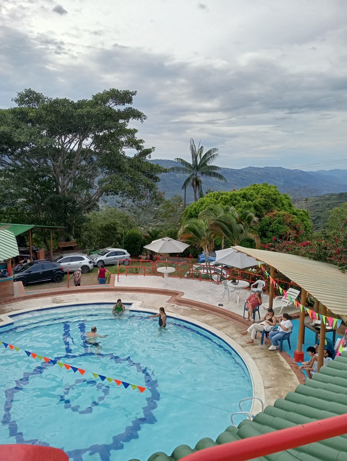 Panorámica de la piscina y las montañas de Guaduas