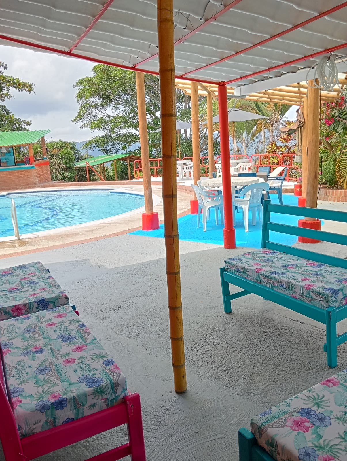 Zona de descanso junto a la piscina