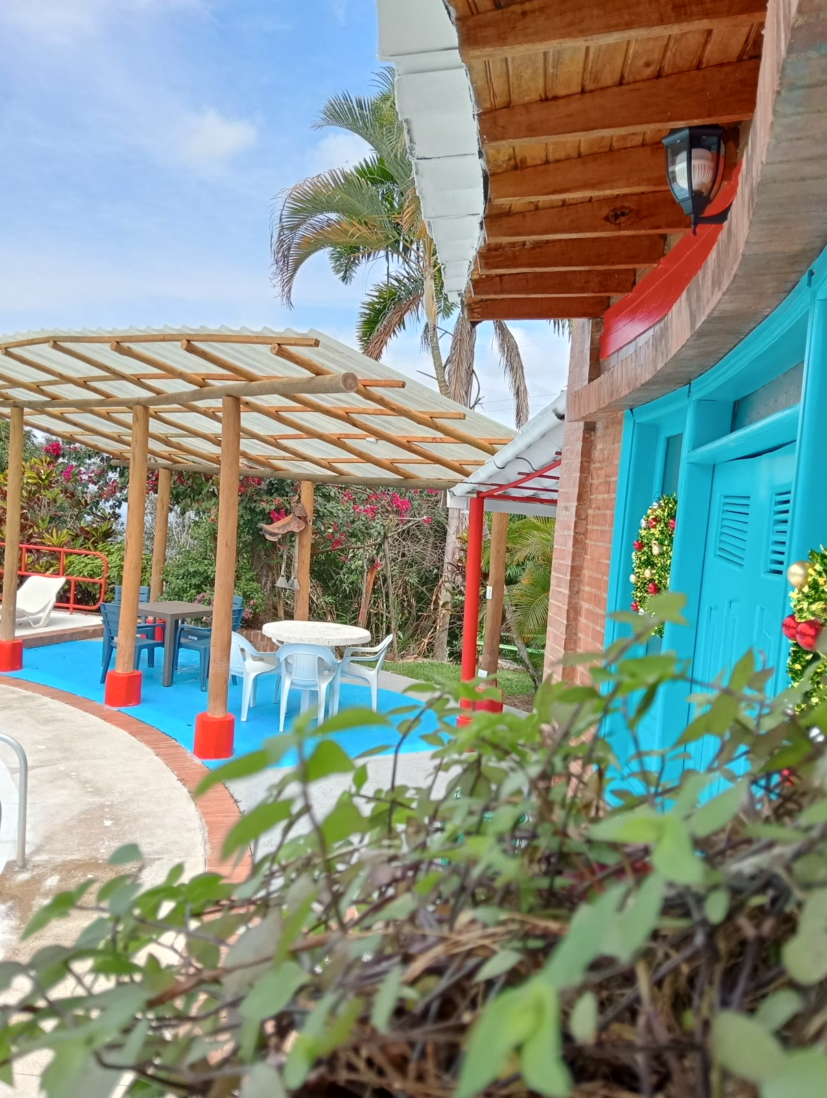 Terraza con pérgola junto a las cabañas