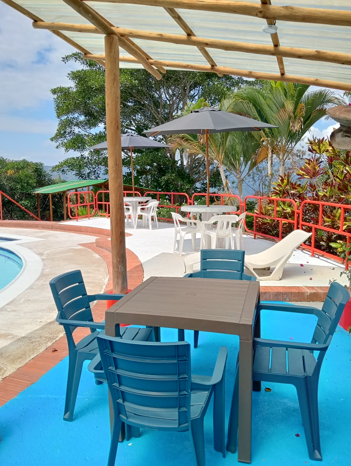 Comedor al aire libre bajo pérgola